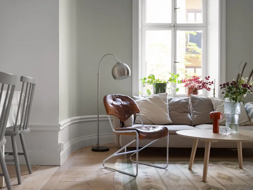 Ljust och stilrent vardagsrum inför visning